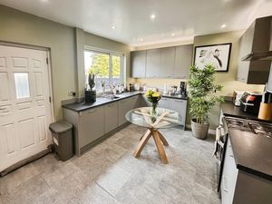 Kitchen Diner- click for photo gallery